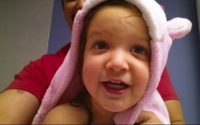 Ένα δίχρονο κοριτσάκι λέει την αλφαβήτα έτσι όπως δεν την έχετε ξανακούσει! (βίντεο)