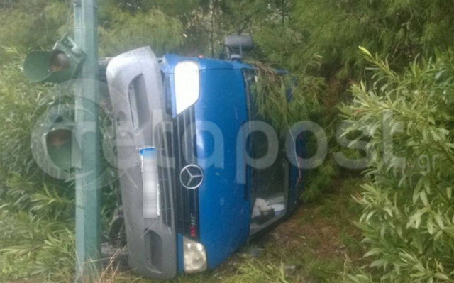 Άγιο είχε οδηγός στο Ηράκλειο που τράκαρε με... φανάρι