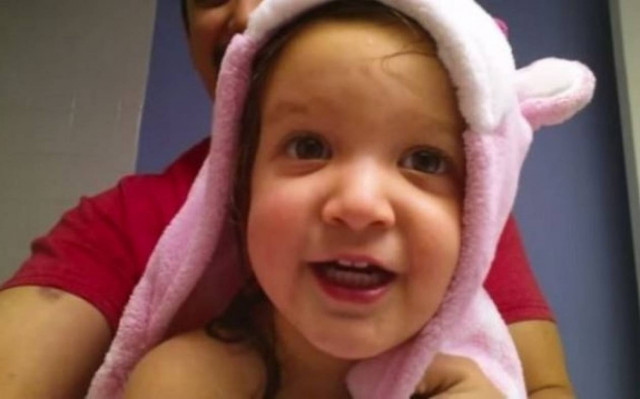 Ένα δίχρονο κοριτσάκι λέει την αλφαβήτα έτσι όπως δεν την έχετε ξανακούσει! (βίντεο)