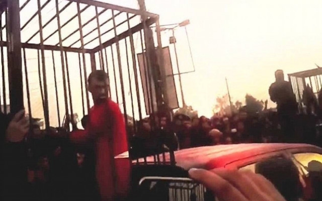 Μαχητές Πεσμεργκά περιφέρονται από τζιχαντιστές μέσα σε κλουβιά (vid)