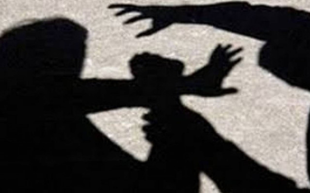 Άγριος ξυλοδαρμός γυναίκας μέσα σε καφενείο (photo)