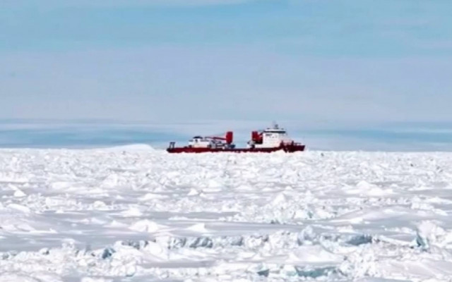 Επιχείρηση απεγκλωβισμού αλιευτικού από την Ανταρκτική (vid)