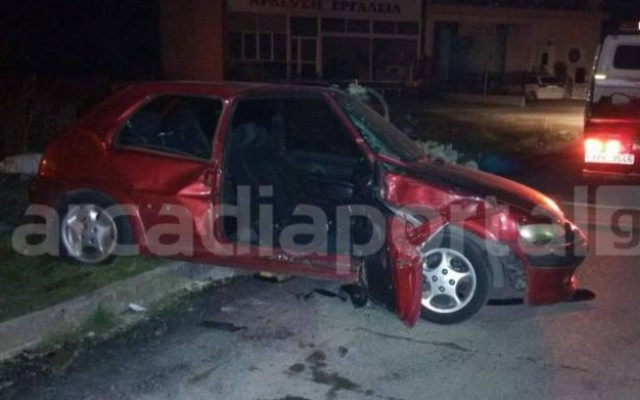 Σοβαρό τροχαίο στην Τρίπολη - Από θαύμα γλίτωσαν οι επιβάτες (photos)