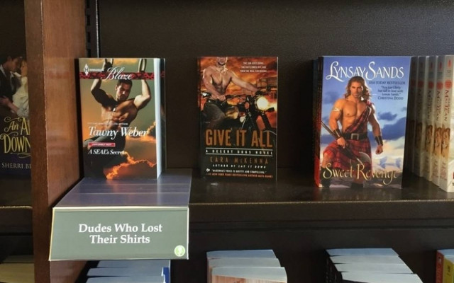 Τακτοποιώντας βιβλία με τη βοήθεια του χιούμορ (photos)