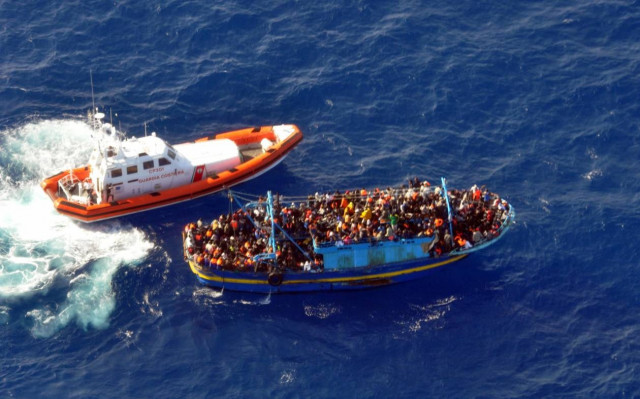 Πλεούμενα με μετανάστες εντοπίστηκαν νότια της Λαμπεντούζα