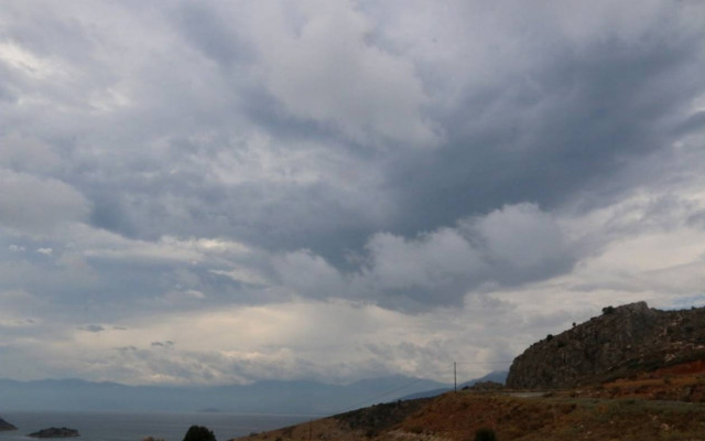 Με λίγες βροχές ξεκινάει η εβδομάδα – «Αγριεύει» από Τρίτη ο καιρός