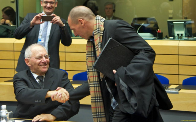 Σόιμπλε: Ανεύθυνη η συμπεριφορά της κυβέρνησης – βλέπει το θέμα σαν παιχνίδι πόκερ