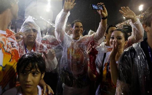 Ρίο ντε Τζανέιρο: Πλήθος κόσμου στο καρναβάλι παρά τη βροχή (video)