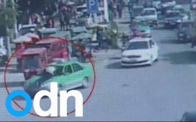 Οδηγούσε με έναν... αστυνομικό στο παρμπρίζ για 300 μέτρα (video)