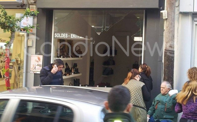 Ηράκλειο: Μηχανή «εισέβαλε» σε κατάστημα (photos)