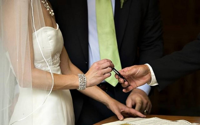 Σαν σήμερα το 1982 καθιερώνεται στην Ελλάδα ο πολιτικός γάμος