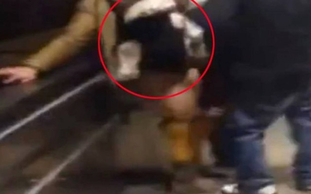 Σοκαριστικό video: Εκανε σεξ δημοσίως κουβαλώντας ένα μωρό σε μάρσιπο!