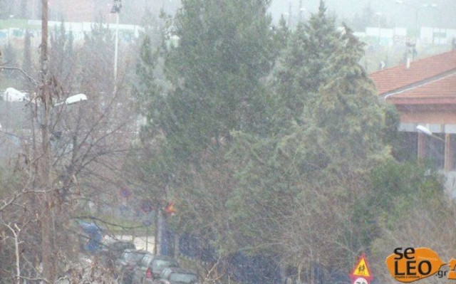 Χιονίζει στο κέντρο της Θεσσαλονίκης (video)