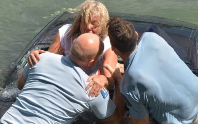 Νέα Ζηλανδία: Συγκλονιστική διάσωση γυναίκας από μισοβυθισμένο αυτοκίνητο (pics)