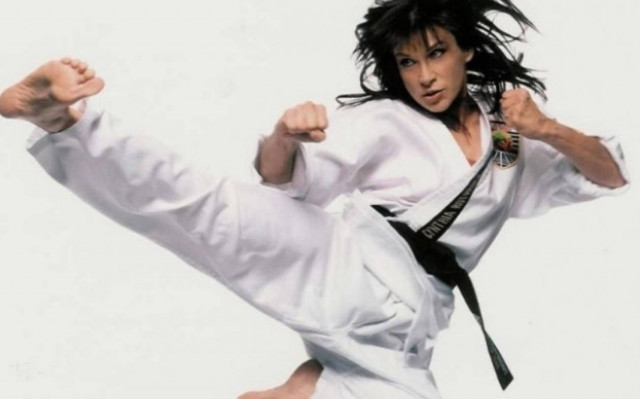 Αστυνομικίνες καρατέκα εν δράσει (Video)