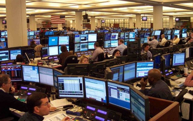 Οι αγορές πέφτουν το ευρώ κερδίζει