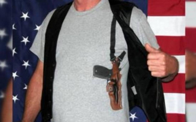 ΗΠΑ: Το T-shirt που... οπλοφορεί και κυκλοφορεί με οδηγίες χρήσης (video)
