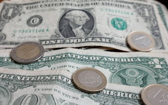 Υποχωρεί το ευρώ