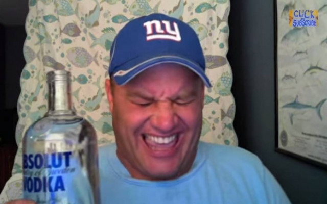 O άνθρωπος που τρώει λιωμένο κερί, κάκτους και κάρτες Pokemon (video)