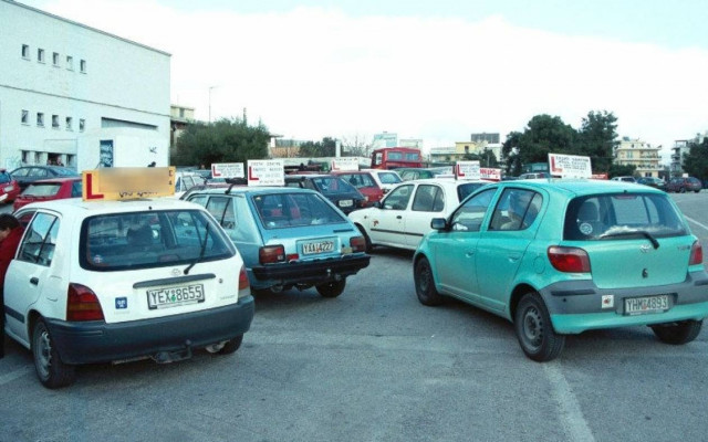 Χειροπέδες για παράνομη έκδοση διπλώματος οδήγησης