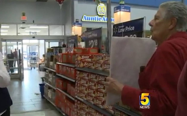 Συγκινητικό: 43 χρόνια μετά το διαζύγιο τους, πήγε και τη βρήκε ξανά (video)