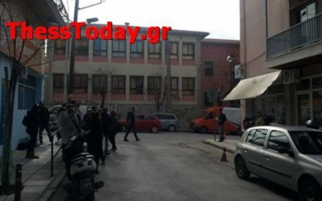 Θεσσαλονίκη: Άνεργη ζει εδώ και δυο μήνες χωρίς ρεύμα (Photos)