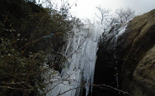 Σπάνιο θέαμα – Πάγωσε καταρράκτης στη Νάξο (photos)