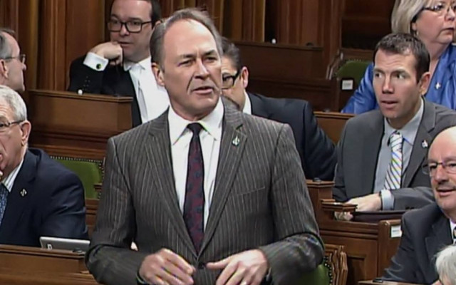 Επικό! Υπουργός έφυγε από τη συνεδρίαση γιατί τον στένευαν τα εσώρουχα! (video)