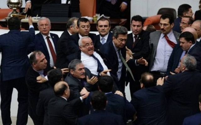 Τουρκία: Ρινγκ ξανά η Βουλή – Πέταξαν βουλευτή από τις σκάλες! (video)