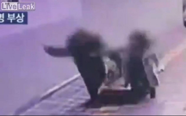 Άνοιξε η γη και τους κατάπιε (video)