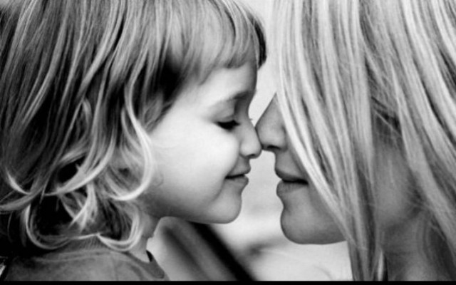 Μαμά με τέσσερα παιδιά εξομολογείται: «Φοβάμαι να σταματήσω να κάνω παιδιά!»