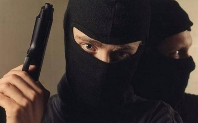 Eπιχείρησαν να εισβάλλουν σε πολυκατοικία... με ψαλίδι