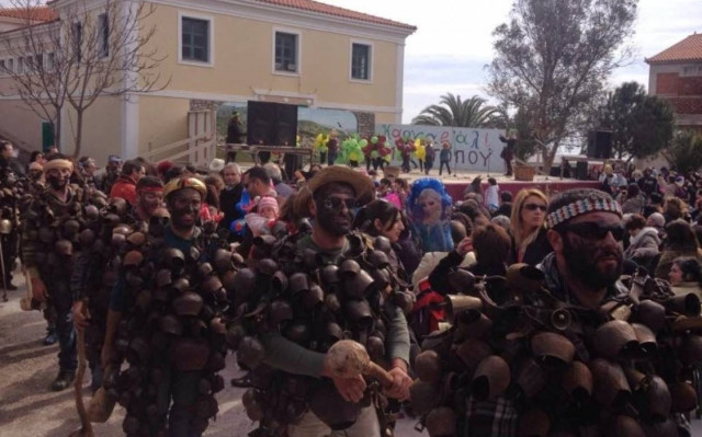 Λέσβος: Αναβίωσε το έθιμο των «Κουδουνάτων» (Photos)