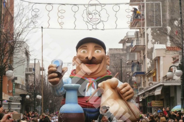 Ξάνθη: Ο Βασιλιάς Καρνάβαλος παραήταν... ψηλός! (Video)