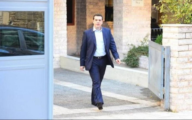 Η πρώτη κυρία απλώνει μόνη της και ο πρωθυπουργός κατεβάζει... τα σκουπίδια