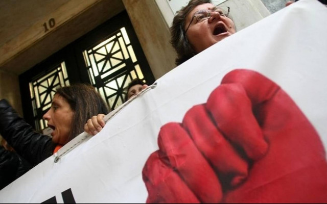 Διαψεύδουν οι καθαρίστριες ότι «παγώνει» η επαναπρόσληψή τους