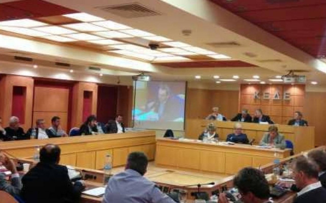 Δήμαρχοι για Καραμέρο: Γίνεται «βαρίδι» για την Δούρου