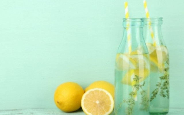 Νερό με λεμόνι για τη δυσπεψία: Μύθος ή αλήθεια;