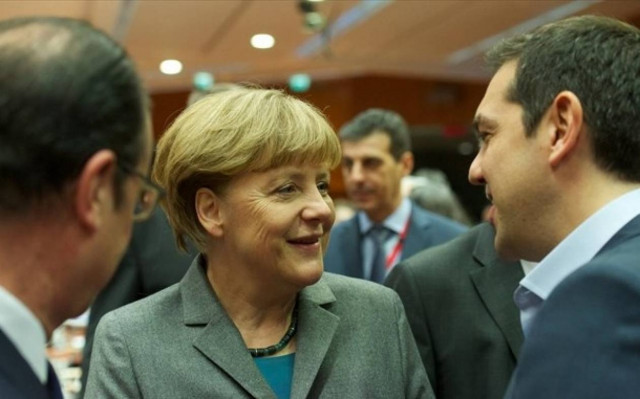 Χαμός στο Twitter με το... συρτάκι του Τσίπρα με τη Μέρκελ (photo)