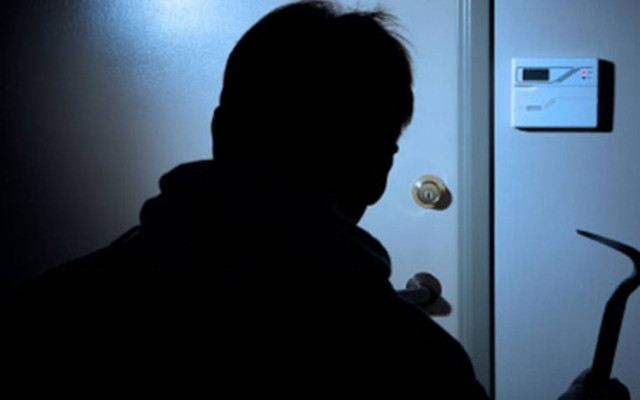 Πατέρας και γιοι κατηγορούνται ότι διέρρηξαν εξοχικές κατοικίες