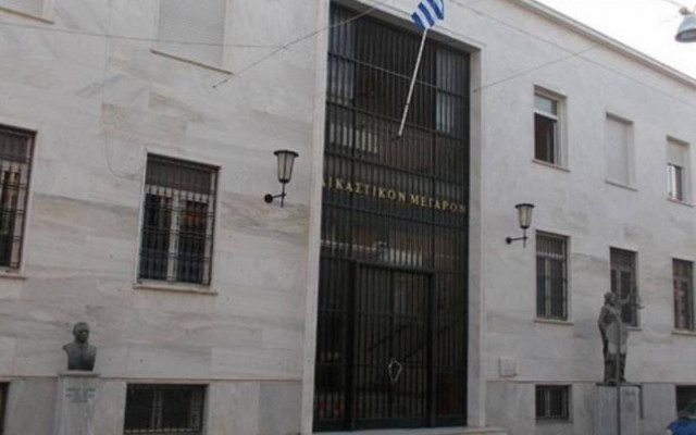 Τα «έσπασε» γιατί καταδίκασαν τον αδερφό της- Συνελήφθη και αυτή