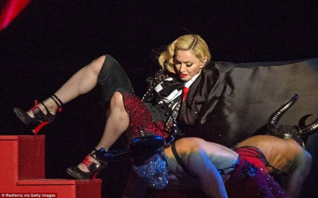 Brit Awards: Το πέσιμο της Μadonna (video)