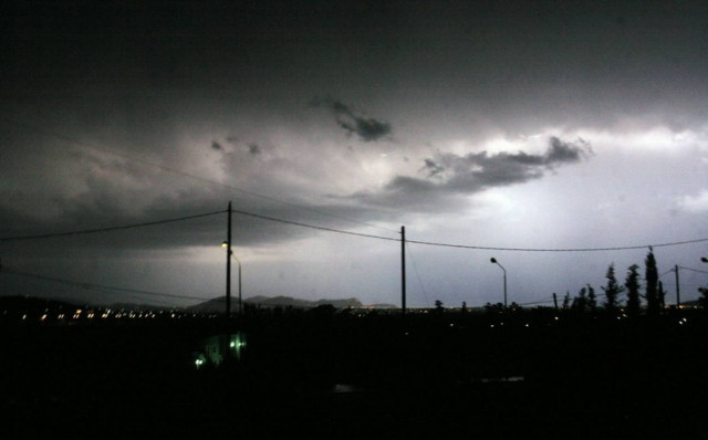 Παρασκευή με βροχές και καταιγίδες σε όλη τη χώρα