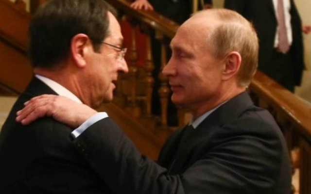 Daily Mail: Ενοχλημένη η Μ. Βρετανία από συνεργασία Κύπρου-Ρωσίας