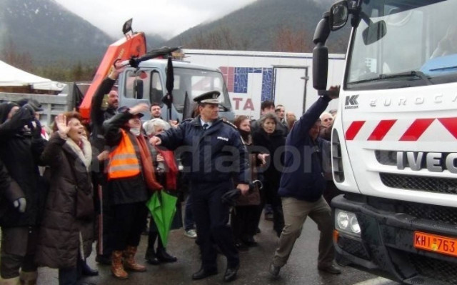 Ένταση και συλλήψεις στο Λεβίδι για τα σκουπίδια (Videos)
