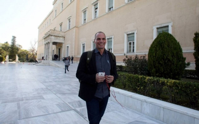 Τις εγκαταστάσεις του ΣΕΠ στον Πειραιά επισκέφθηκε ο Βαρουφάκης