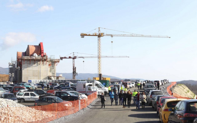 Άρχισαν να απειλούν την κυβέρνηση τα ξένα συμφέροντα