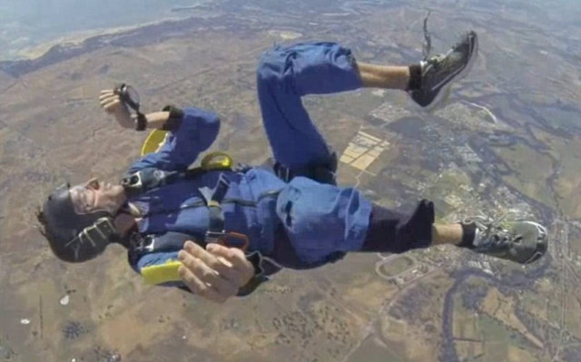 Θρίλερ στον αέρα: Αλεξιπτωτιστής μένει αναίσθητος κατά τη διάρκεια άλματος (videο)