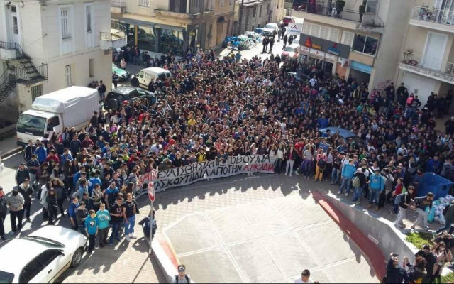 Στους δρόμους οι μαθητές της Τρίπολης για το πρόβλημα των σκουπιδιών (video)