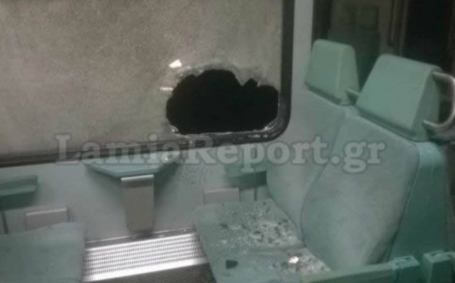 Έσπασαν με πέτρα τζάμι του Προαστιακού που βρισκόταν εν κινήσει (Photos)